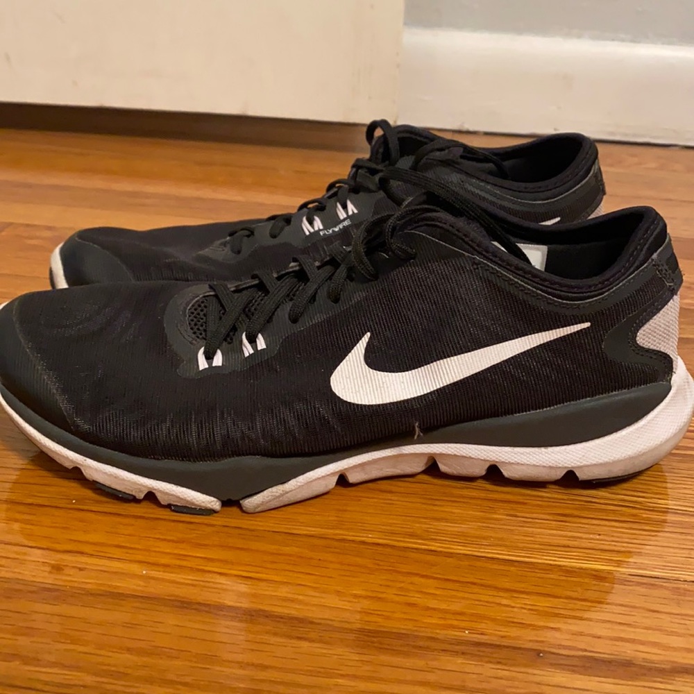 Black Nike tennis shoes